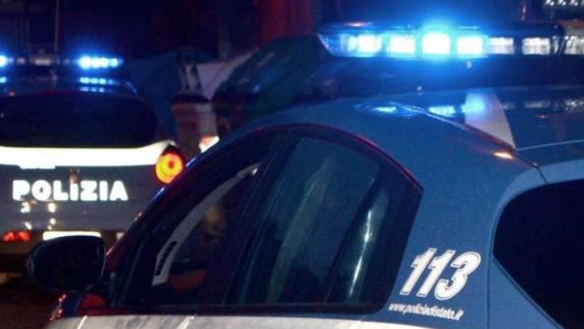 Arezzo, non si fermano all'alt sull'A1 e poi scappano per i campi: poliziotto spara e ferisce uno dei ladri
