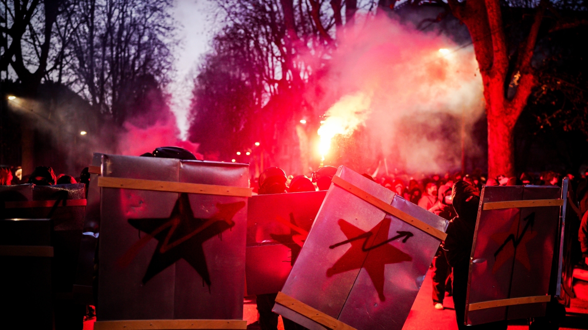 Gli scontri di Torino e quella «zona grigia» a sinistra: complotti, infiltrati e compagni che sbagliano
