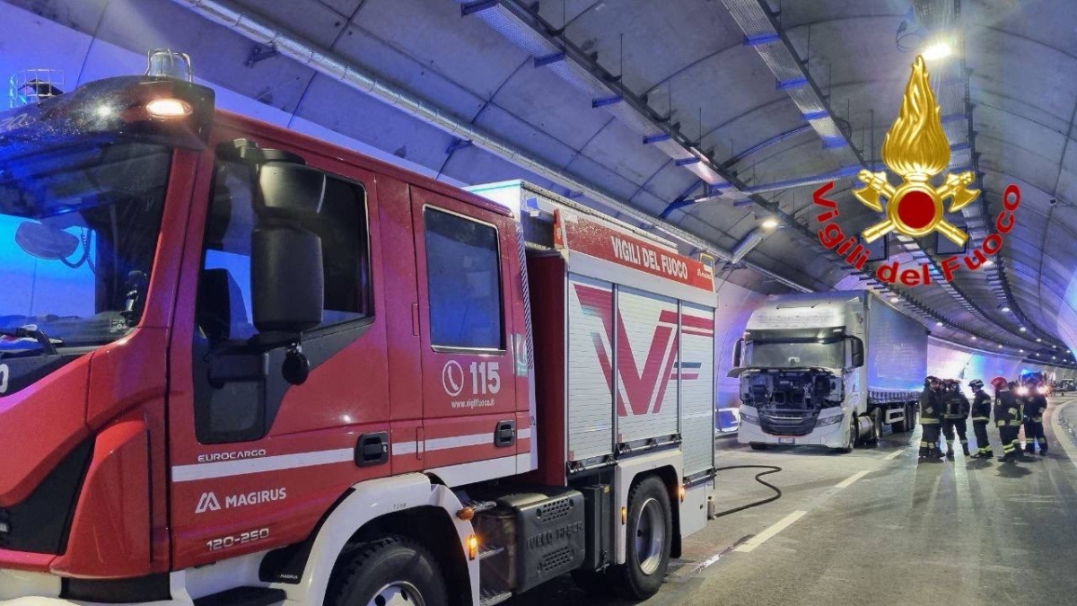 Galleria Monte Piazzo, prende fuoco un camion alimentato a Gnl: bloccata la statale dei collegamenti per Milano-Cortina