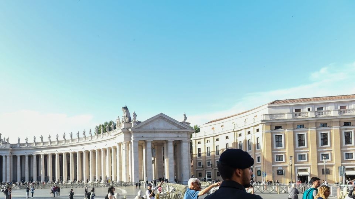 Piazza San Pietro, tenta di appiccare un incendio: piromane fermato con accendini e materiale infiammabile