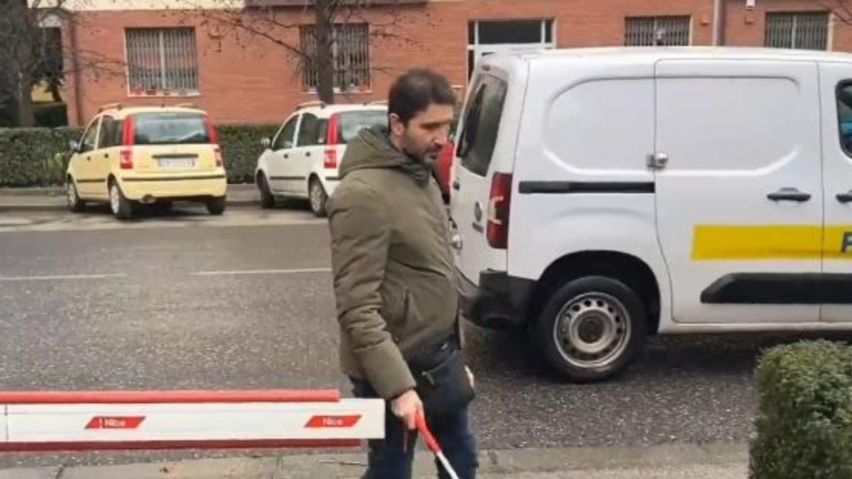 Svolta nel caso del prof cieco di Scandicci escluso dalla gita scolastica: Jacopo Lilli accompagnerà gli studenti a Dublino come consulente