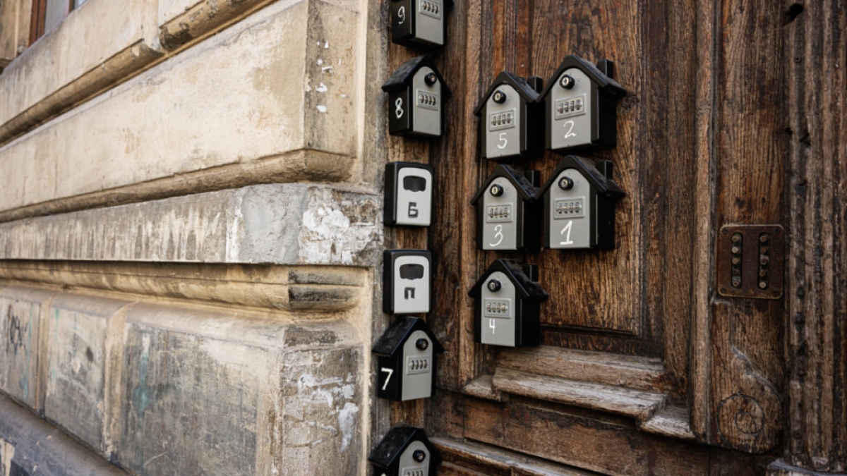 Piazzale Lotto, le dosi di cocaina nascoste in una «lockbox»: lo smercio sotto gli occhi della polizia locale. Due arresti