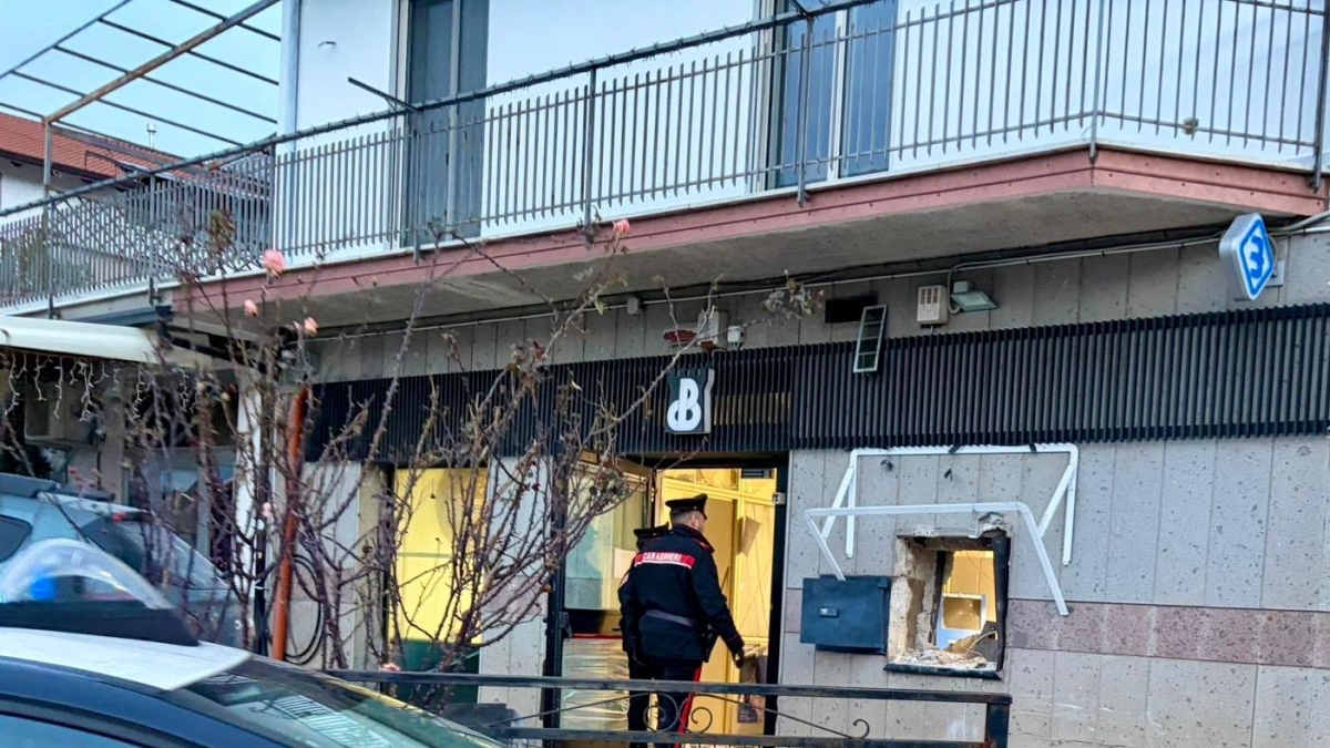 Afragola, scardinano un bancomat e lo caricano in auto ingaggiando un lungo inseguimento: presi in sei a Caserta