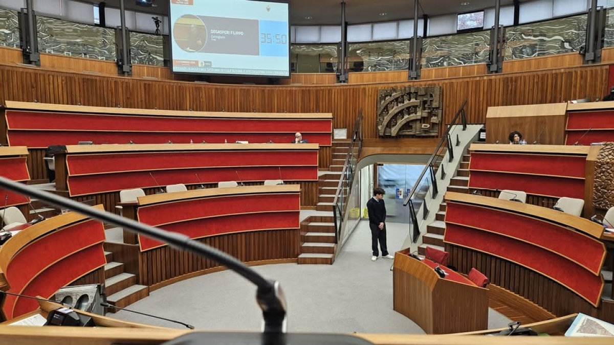 Asili, il dibattito nell'aula vuota del Consiglio provinciale. Opposizioni amare: «L'infanzia non interessa al centrodestra»