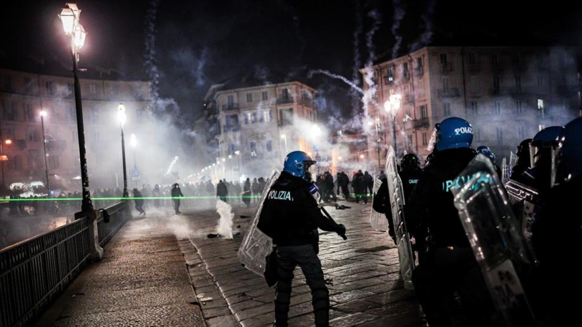 Decreto sicurezza, tutte le misure: «fermo preventivo» per 12 ore, daspo dai cortei per i violenti e stretta sui coltelli