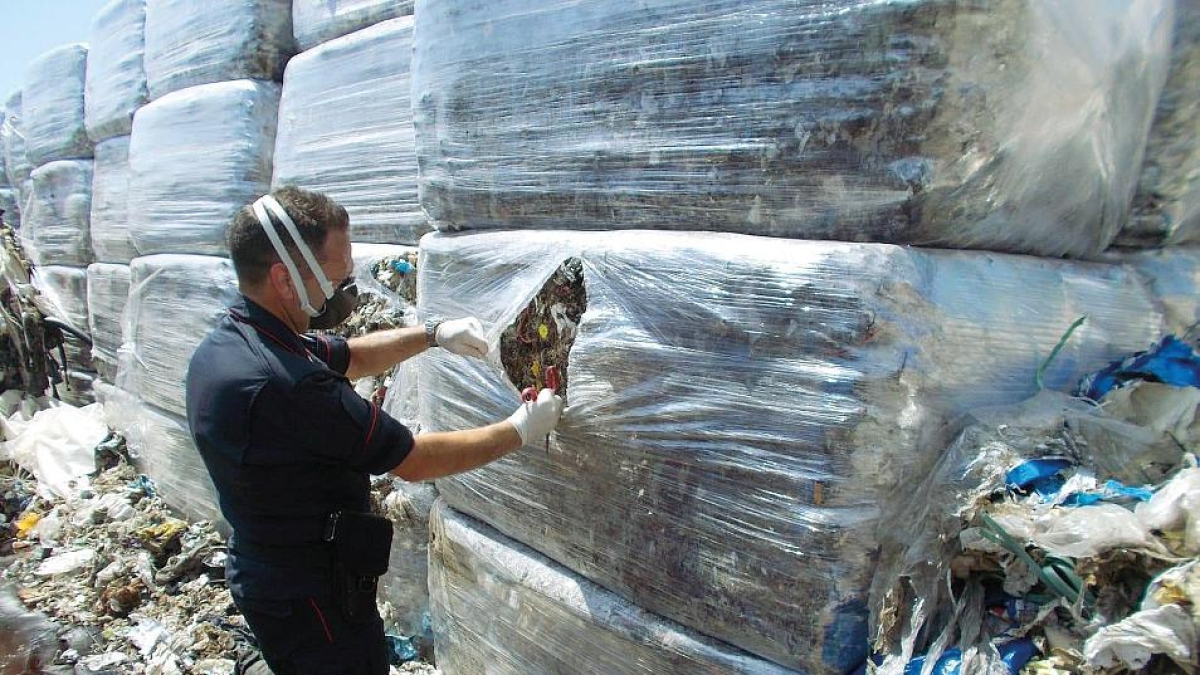 Discariche abusive a Roma, scoperti 4 reati ambientali al giorno: buttati in nero calcinacci, mobili e lavatrici