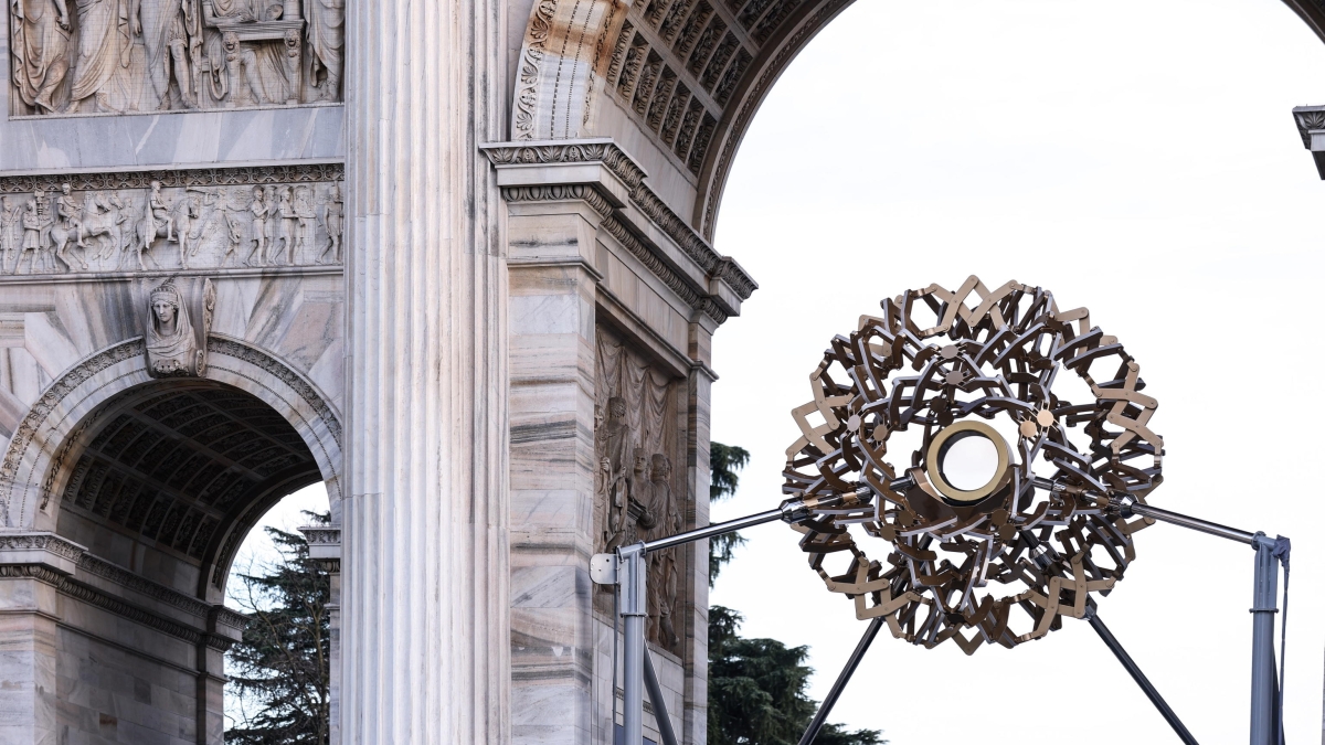 La scaletta della cerimonia di apertura di questa sera, a San Siro: gli ultimi tedofori, la sfilata, lo show | Diretta