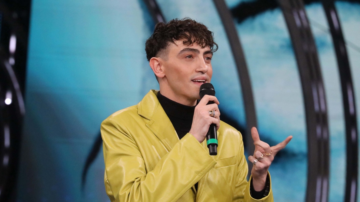 Michele Bravi: «Ero a Haiti senza connessione: ho saputo di essere stato preso a Sanremo tre giorni dopo. Vedo tutti fighissimi, io invece mi sento sempre inadeguato»