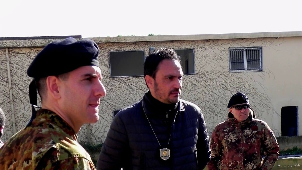 Auto rubate e smaltimento illecito di rifiuti, sequestri e denunce in un'area di proprietà comunale a Mondragone