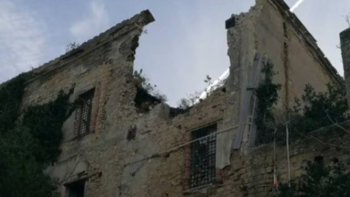 Procida, crollo a Palazzo d'Avalos: giù una parete dell'ex carcere