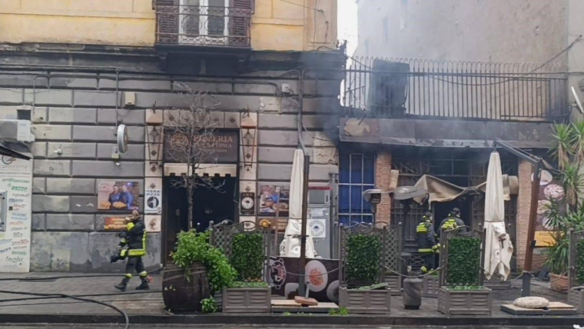 Secondigliano, incendio nella pizzeria Benvenuti al Sud. Vigili del fuoco al lavoro per ore, traffico paralizzato