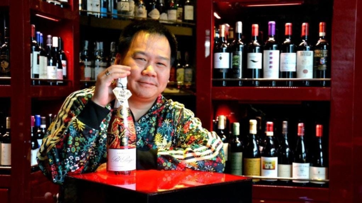 Zhang Le, ristoratore-sommelier cinese a Milano (con super cantina): «Anatra alla pechinese e champagne è il top. I prezzi? Da 75 a 12 mila euro»