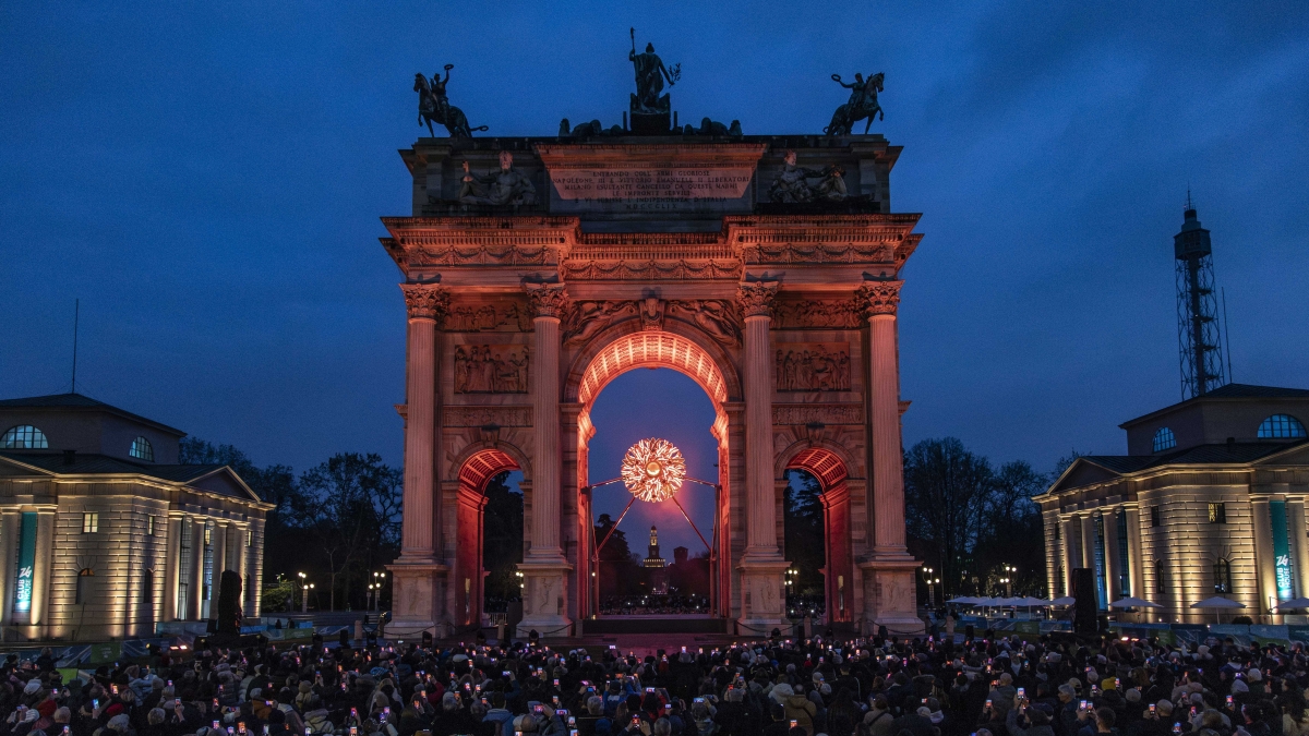 Il braciere olimpico (hi tech) a Milano ogni giorno attira migliaia di persone: lo spettacolo dei colori slitta alle 18 (per farlo risaltare nel buio)