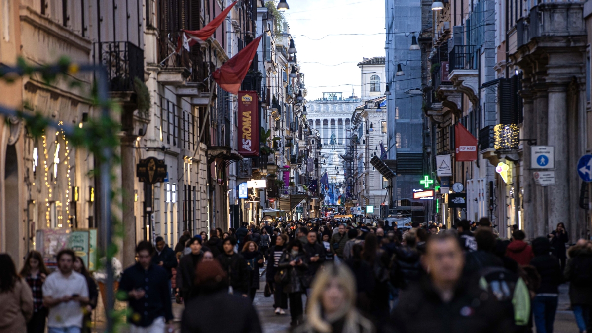 Roma, nuovo regolamento per le insegne «facili»: al neon, a led e più grandi. I dubbi: «In Centro sarà liberi tutti»
