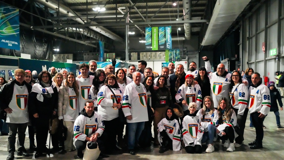 Hockey, gli spalti invasi dal clan Tutino: sono arrivati in 32 dal Canada per tifare per la loro Kayla alle Olimpiadi Milano-Cortina