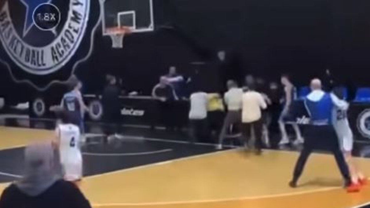 Roma, rissa alla partita di basket under 14: i genitori invadono il campo, spintoni e pugni contro i giocatori