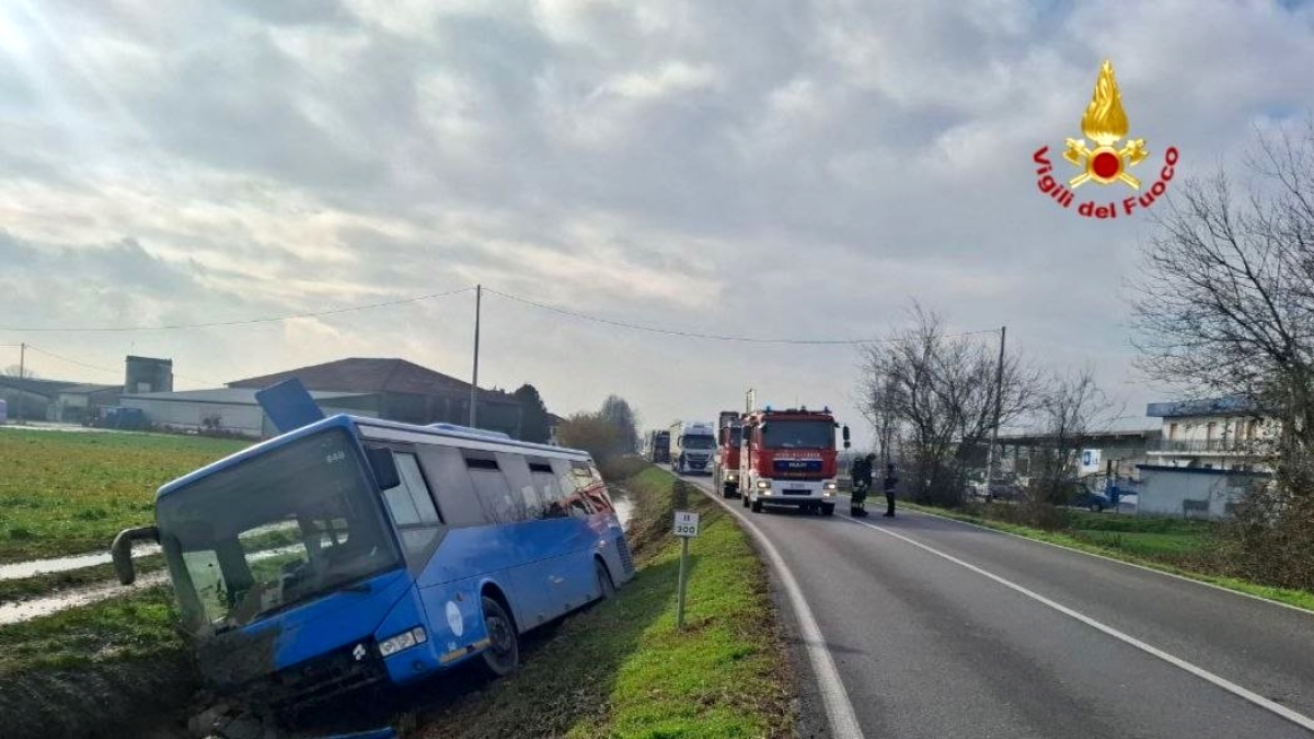 Incidente a San Giorgio Bigarello: autobus di linea con 27 studenti a bordo finisce fuori strada. Feriti due ragazzi e l'autista
