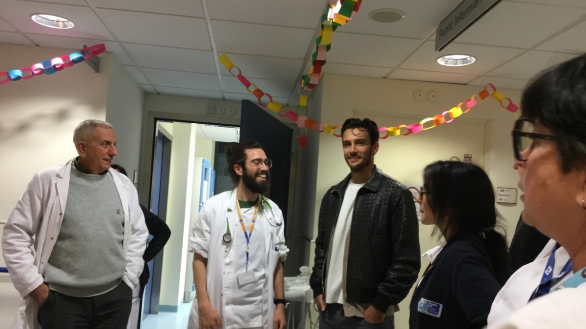 La sorpresa di Lorenzo Musetti all'Ospedale del Cuore di Massa: autografi e selfie con pazienti e sanitari