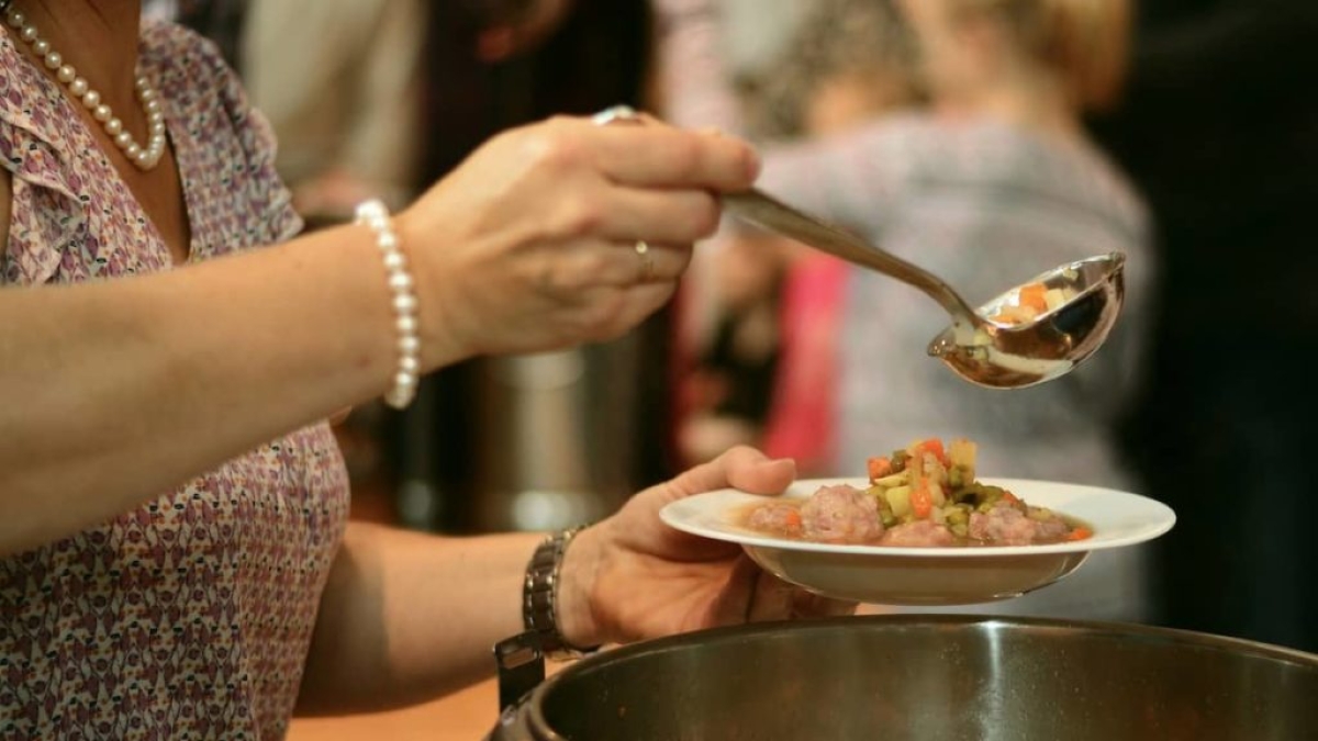 Un topo morto nella pentola della mensa alla scuola elementare di San Paolo Bel Sito (Napoli)