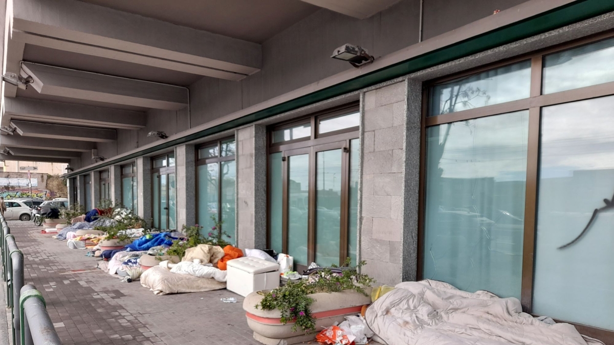 Palazzo Armieri a Napoli, dentro le politiche sociali e all'esterno l'accampamento dei senzatetto