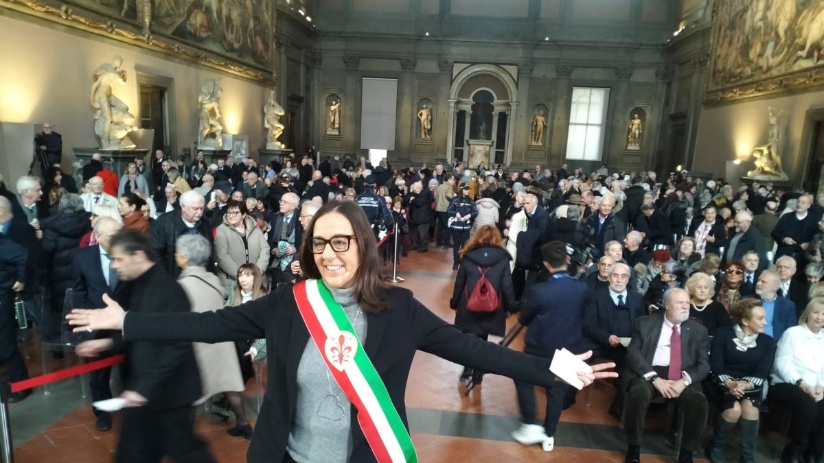 Firenze, il grande abbraccio collettivo per le nozze d'oro dei fiorentini: oltre 500 coppie hanno festeggiato il mezzo secolo con la sindaca Funaro