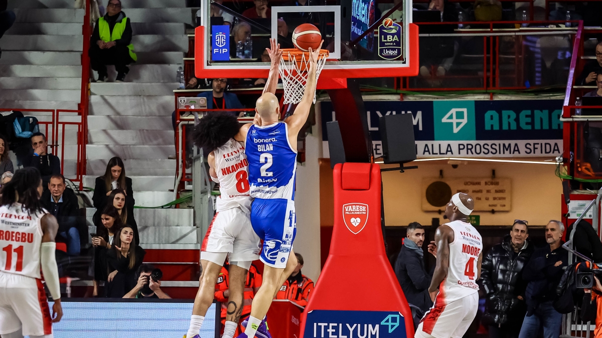 Basket, magia di Iroegbu all'ultimo secondo. E Varese batte Brescia 98-96