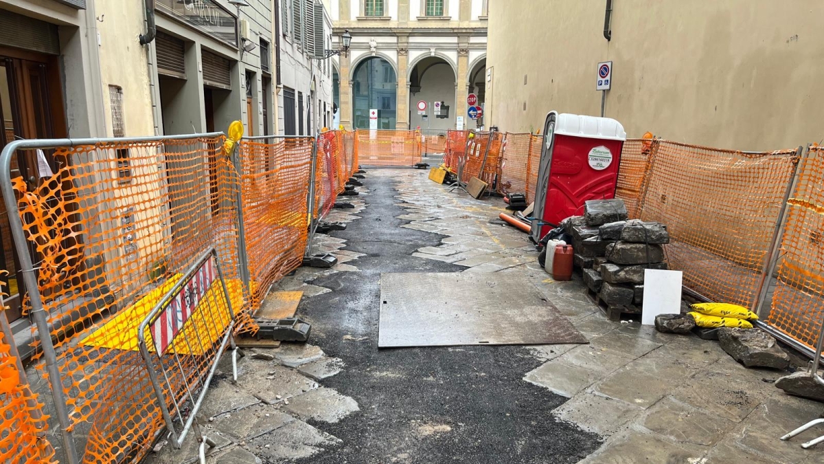 Firenze, una striscia nera tra le pietre di via Portinari