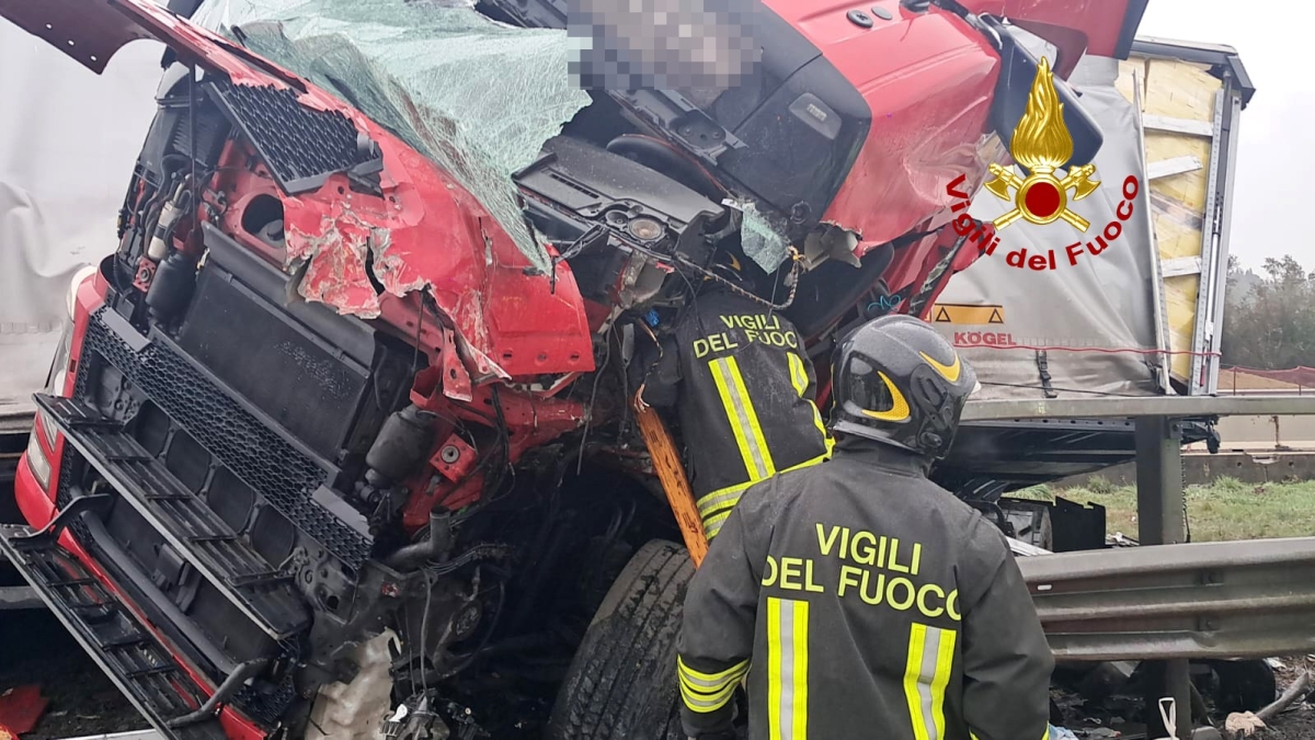 Incidente sull'A1: camion invade la carreggiata opposta tra Firenze Sud e Incisa, ferito il conducente del tir. Riaperte le corsie, lunghe code