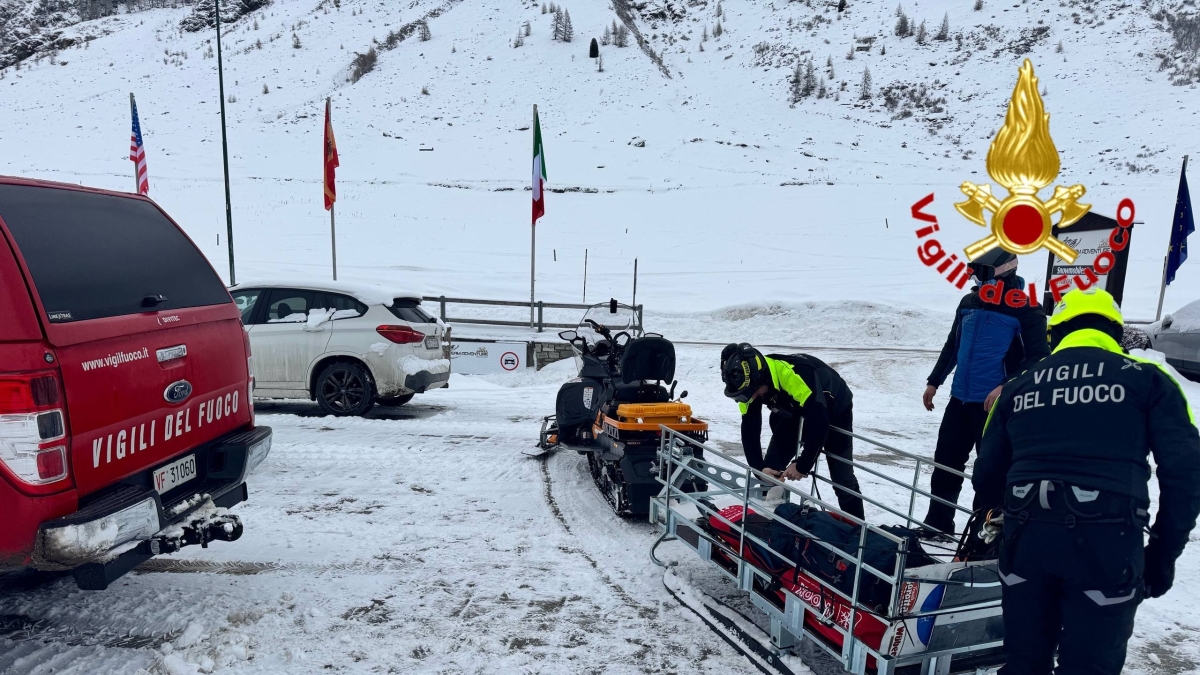 Valanga a Madesimo, ritrovata nel lago Nero la motoslitta del quarto escursionista travolto. La sindaca: «È un 57enne di Rozzano»