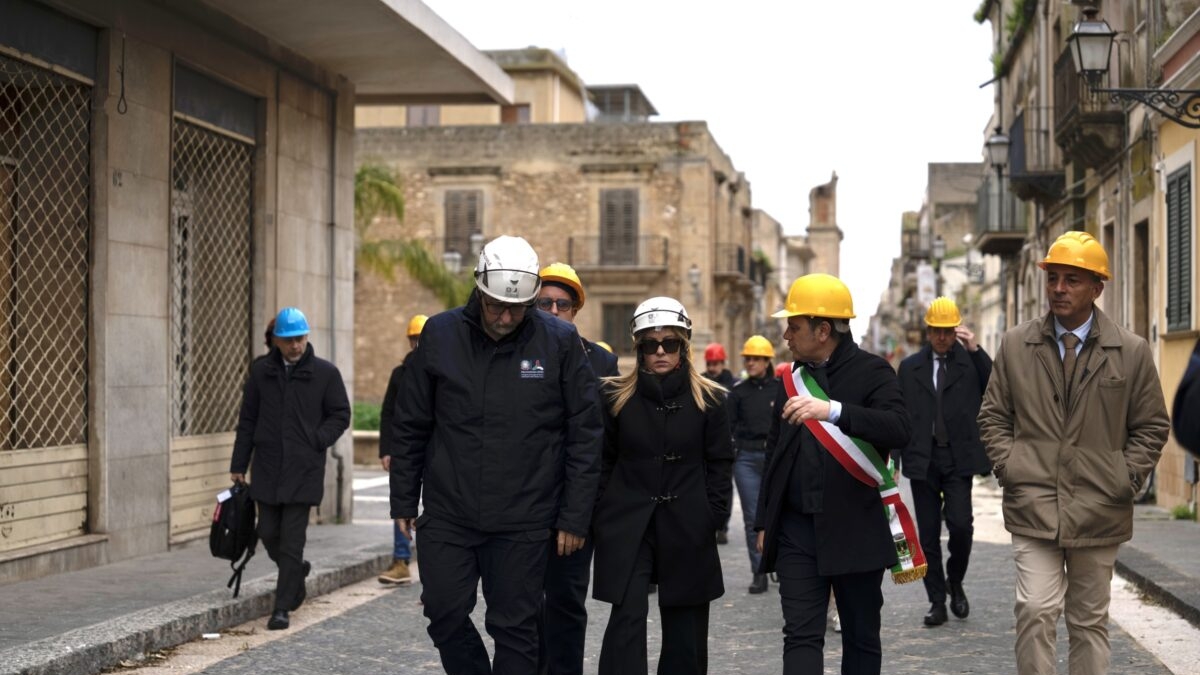 Niscemi, Meloni torna in sopralluogo dopo la frana: «Stanzieremo 150 milioni, mercoledì il decreto»