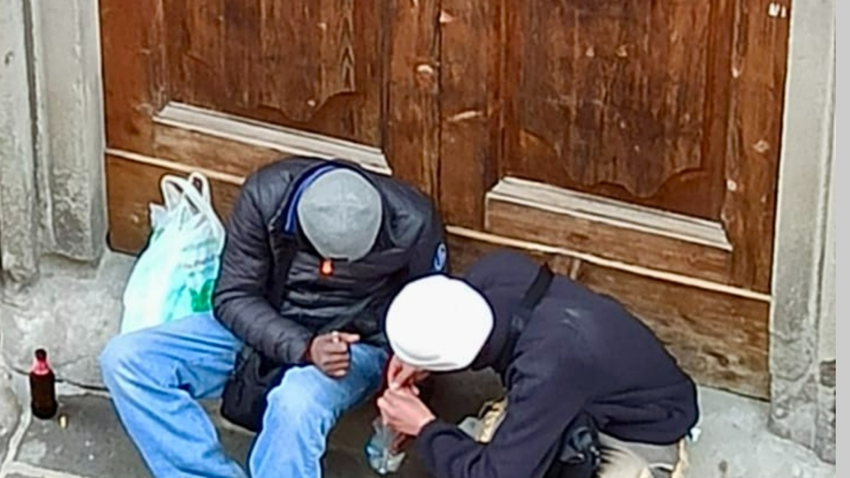 Firenze, siringhe e pusher davanti al portone storico: «Un tempo lì c’era l’Accademia neoplatonica»