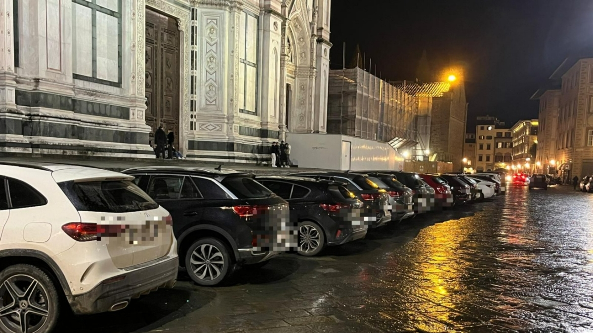 Auto ovunque in centro a Firenze: anche Santa Croce diventa un parcheggio, 36 multe in una notte