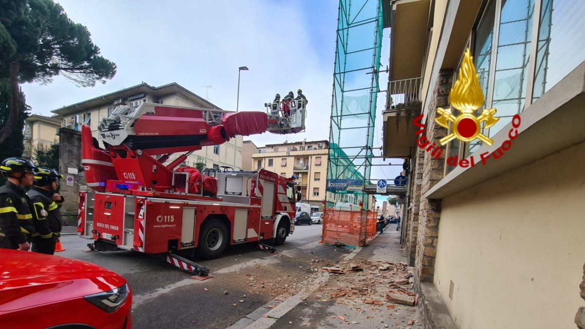Firenze, paura in via Alderotti: si stacca cornicione, feriti lievemente due passanti