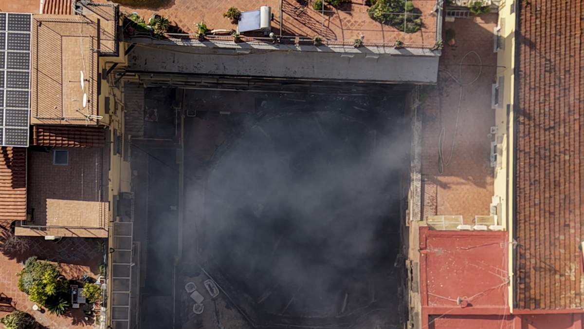 Incendio al Sannazaro, teatro distrutto: le immagini dal drone