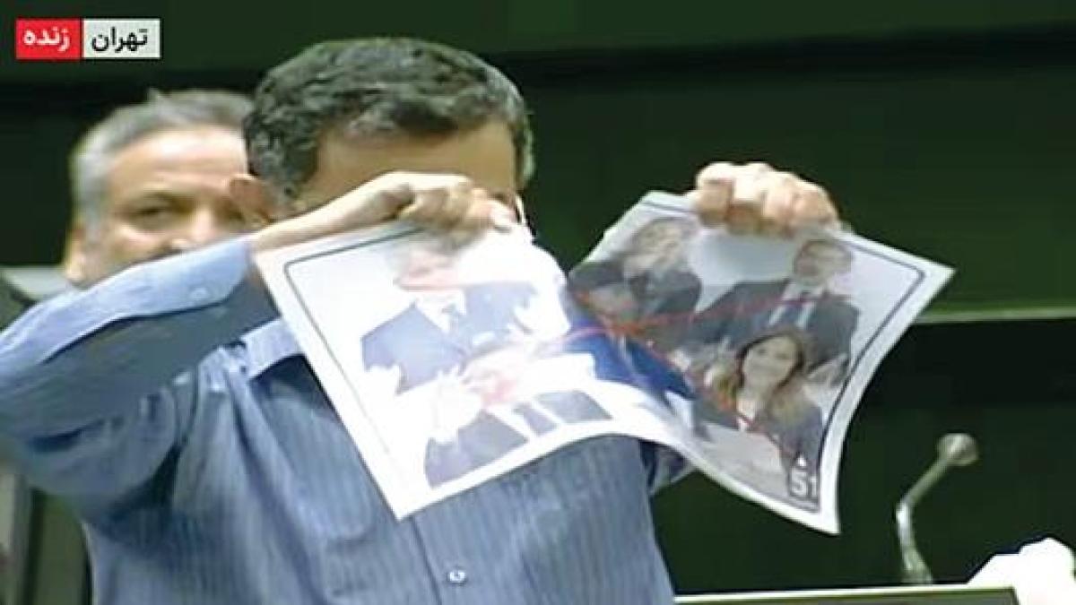 Stracciata nel Parlamento iraniano la foto del presidente Mattarella: tensione Roma-Teheran