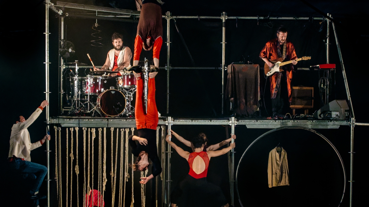Il viaggio di Circo Zoé, acrobazie contemporanee al Teatro Donizetti: «Ci esibiamo in Italia come in Cina»