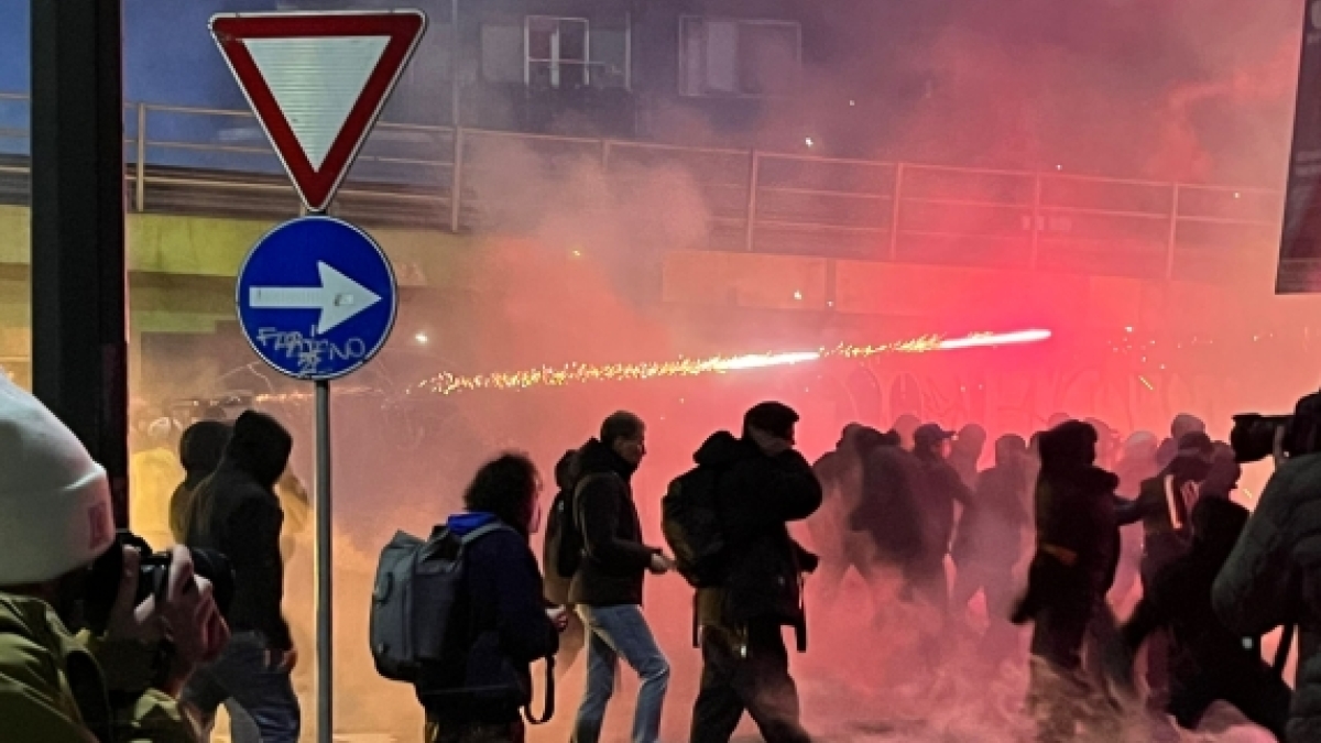 Milano, i centri sociali: «Scenderemo in piazza se viene Trump, no al suo progetto razzista e violento»