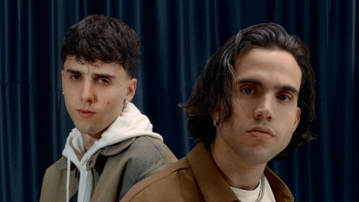 LDA e Aka7even: «Papà Gigi D'Alessio si preoccupa più che non prenda freddo che delle canzoni. Con Aka viviamo insieme»