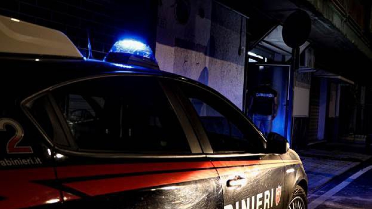 Napoli, gli spezzano i polsi perché non vuole intestarsi tre schede telefoniche