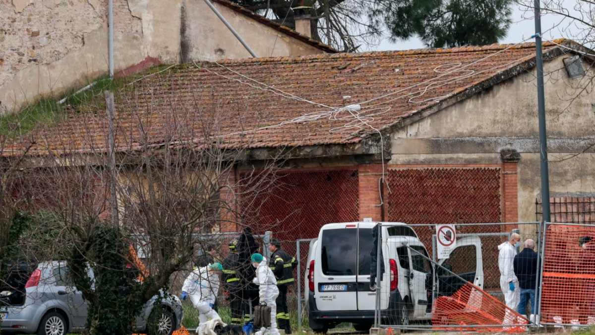 Il cane che la vegliava, il coltello vicino al corpo: cosa sappiamo del giallo della donna decapitata nell’area ex Cnr a Scandicci