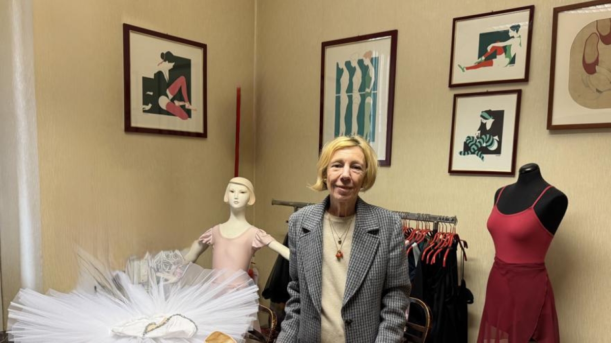 Milano, chiude lo storico negozio delle ballerine accanto alla Scala: «Le nostre scarpette per Carla Fracci e Roberto Bolle»