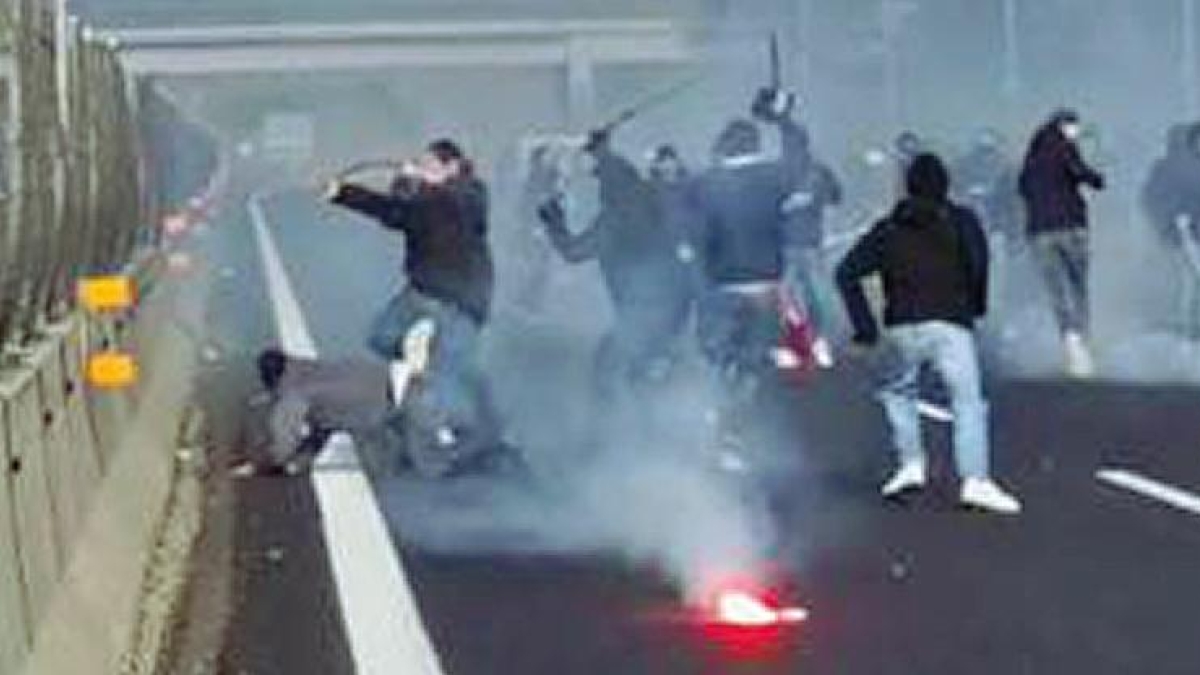 Divieto di trasferta ai tifosi della Roma e della Lazio: l'aggravante degli scontri in autostrada che penalizza tutti