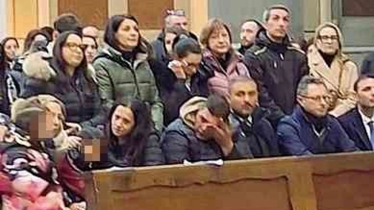 Fiaccole sotto la pioggia, palloncini e preghiere per il piccolo Domenico. L’abbraccio di Nola ai genitori