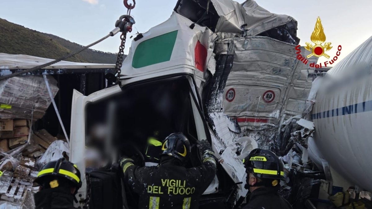 Incidente a Priverno, scontro fra camion: un morto. Chiusa in entrambe le direzioni la statale dei Monti Lepini