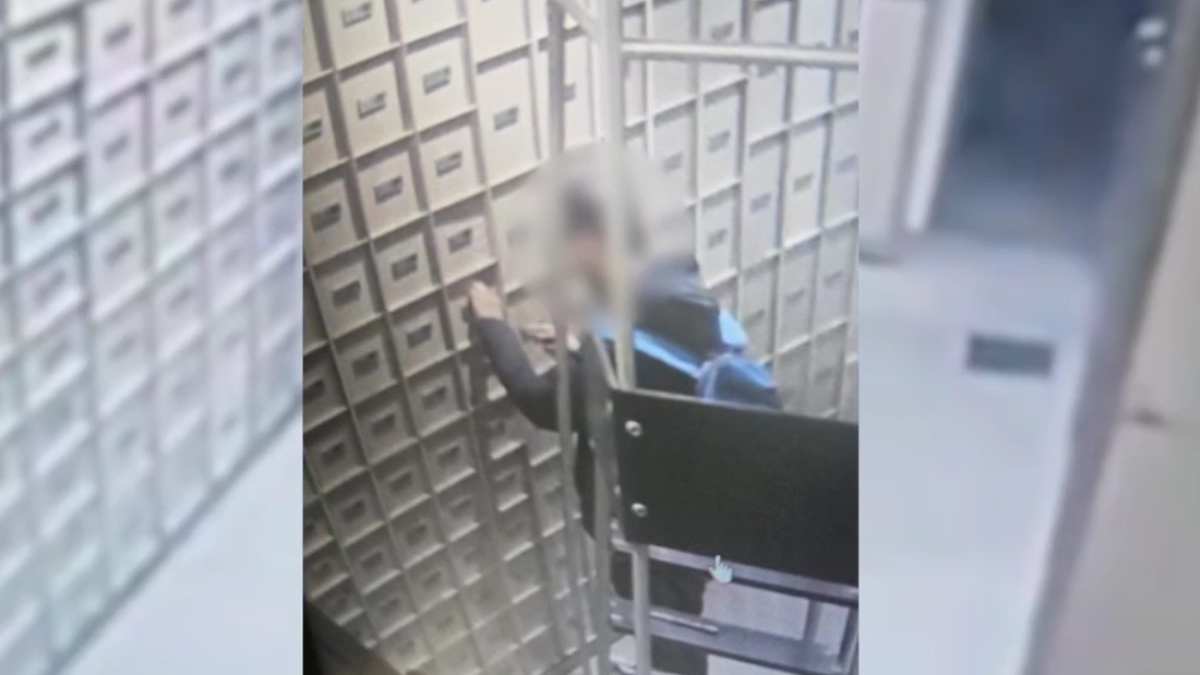 Milano, entra nel caveau di una banca per rubare ma resta intrappolato tutta la notte: 24enne liberato dai vigili del fuoco e arrestato