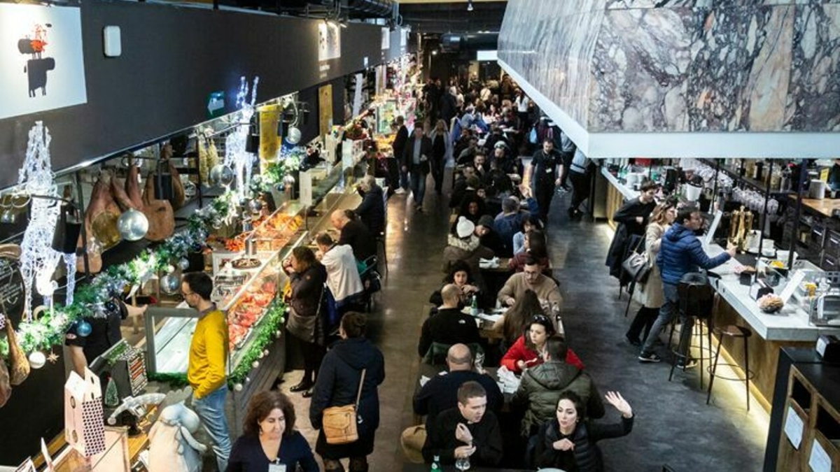 Milano, sopralluogo dell'Ats al Mercato Centrale: chiuse 17 attività, in regola solo 4 esercizi. «Presenza diffusa di blatte»