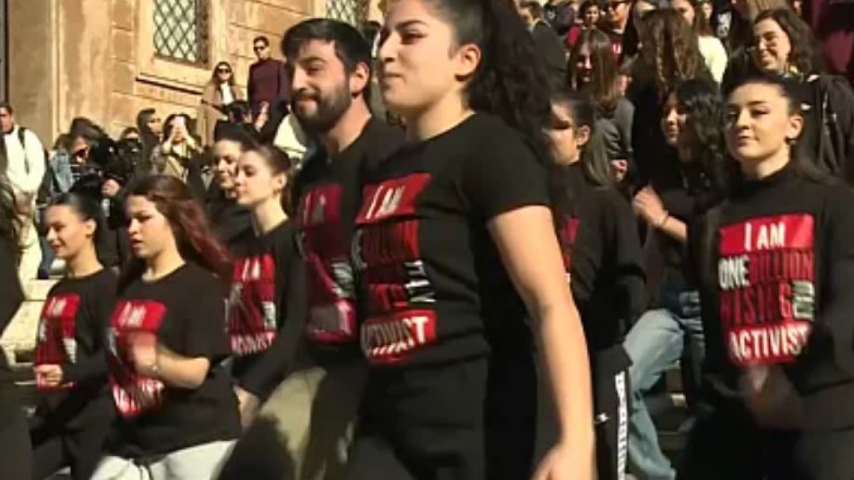 «One billion rising»: a Roma si danza contro la violenza sulle donne. Il flash mob in Campidoglio