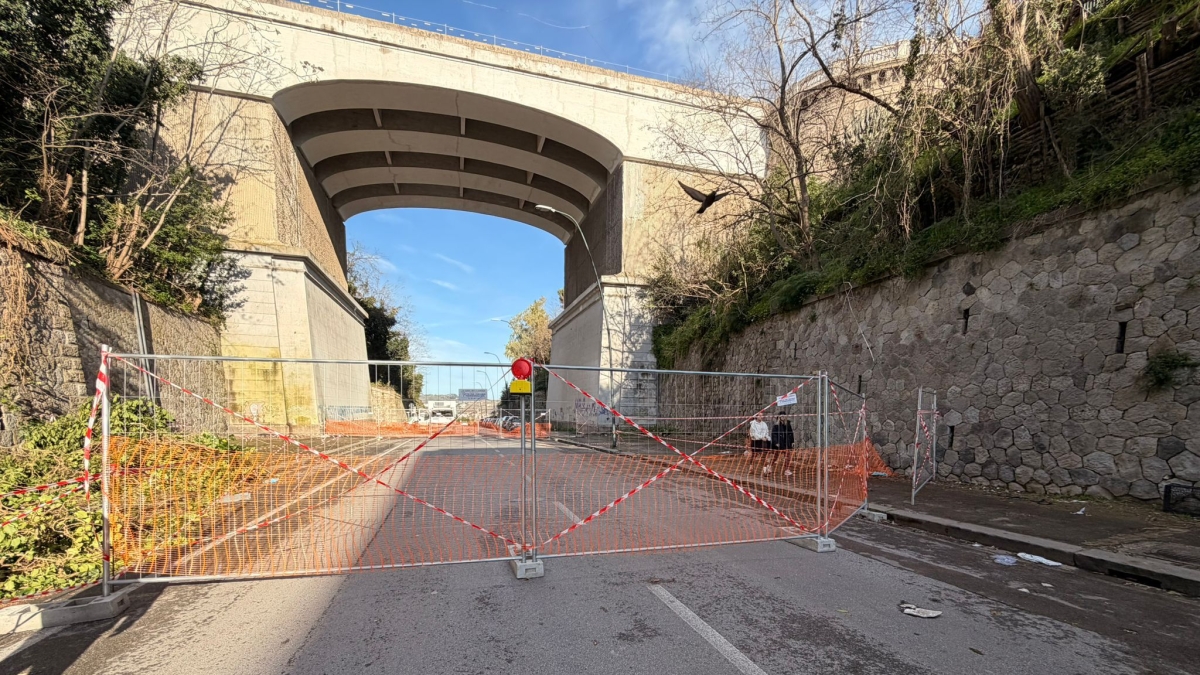 Napoli, smottamento a Discesa Coroglio: strada chiusa. Crollano calcinacci anche in via San Carlo