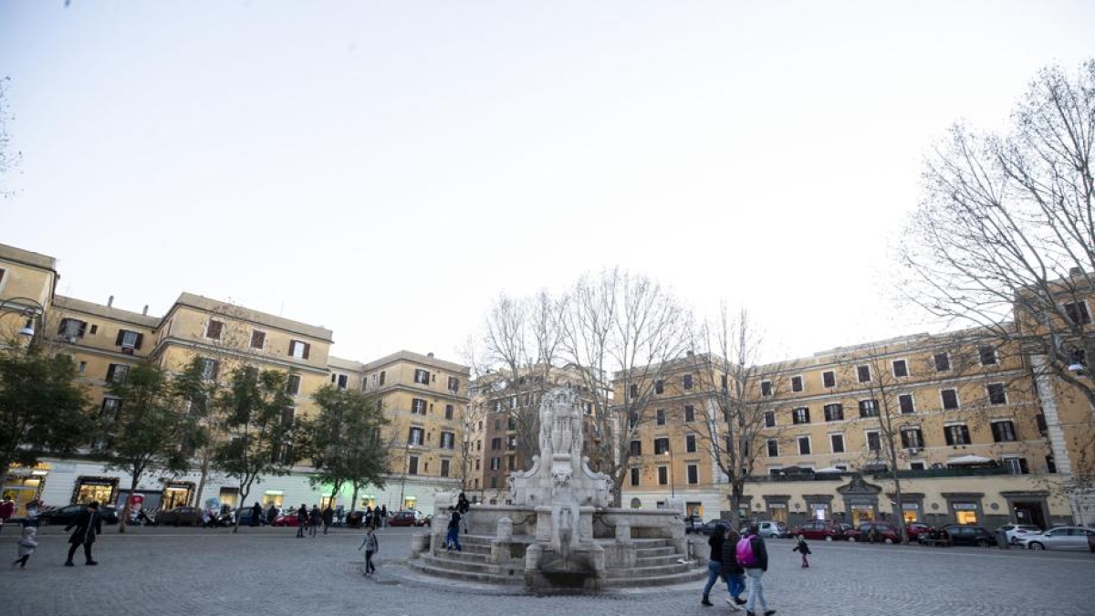 Testaccio, svastiche e croce celtica sui muri del cortile set del film «C'è ancora domani» di Paola Cortellesi