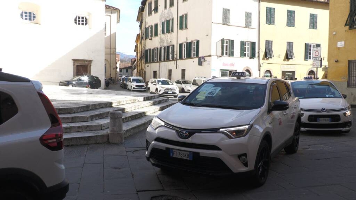 Lucca, la protesta dei taxi contro l'aumento delle licenze